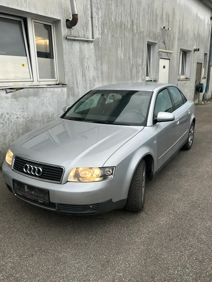 Audi A4 2004 photo 2