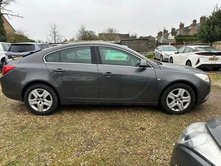 Vauxhall Insignia 2011 photo 3