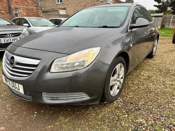 Vauxhall Insignia 2011 photo 2