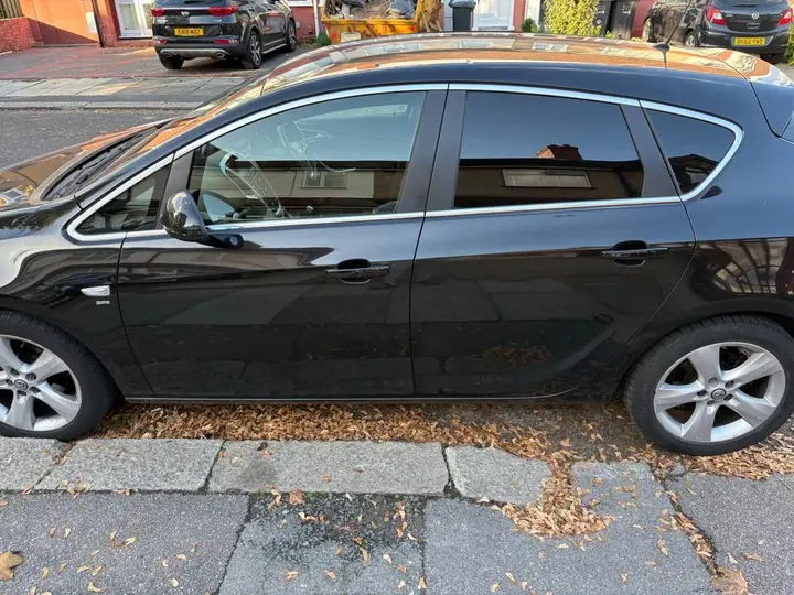 Vauxhall Astra 2010 photo 2