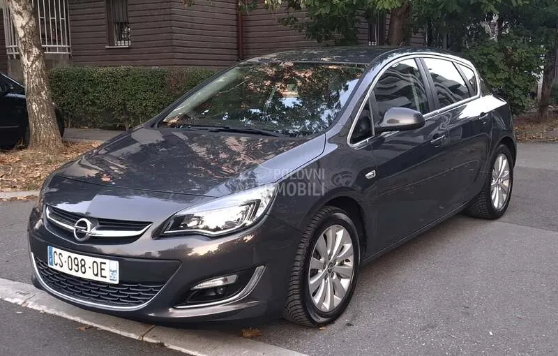 Opel Astra J 2013 photo 2
