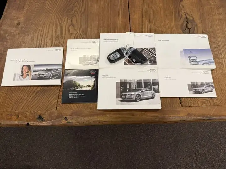 Audi A8 2010 photo 2
