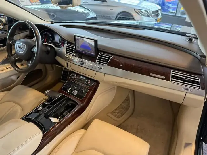 Audi A8 2010 photo 3