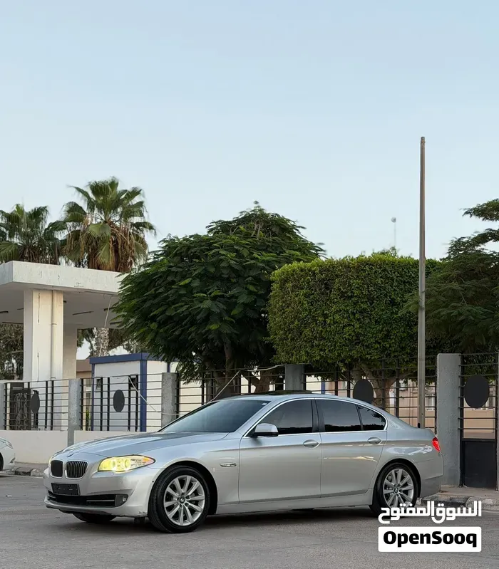 BMW 5 Series 2011 photo 2