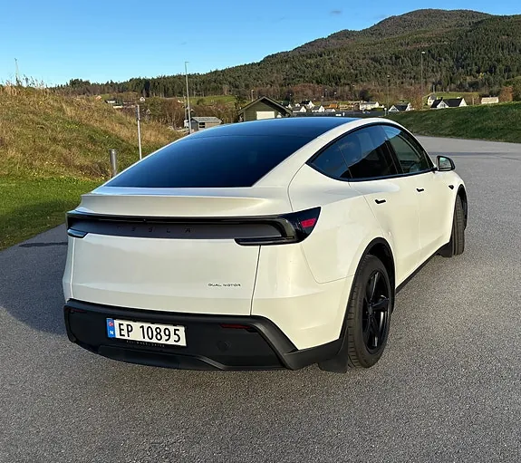 Tesla Model Y 2025 photo 4