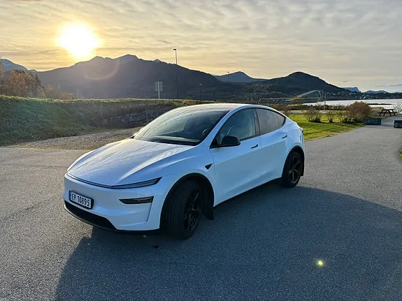 Tesla Model Y 2025 photo 2