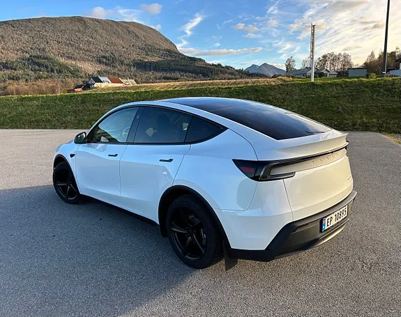 Tesla Model Y 2025 photo 3
