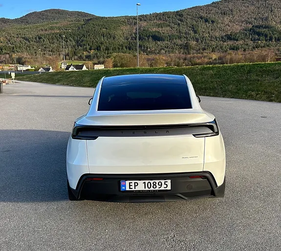 Tesla Model Y 2025 photo 5