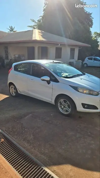 Ford Fiesta 2015 photo 2