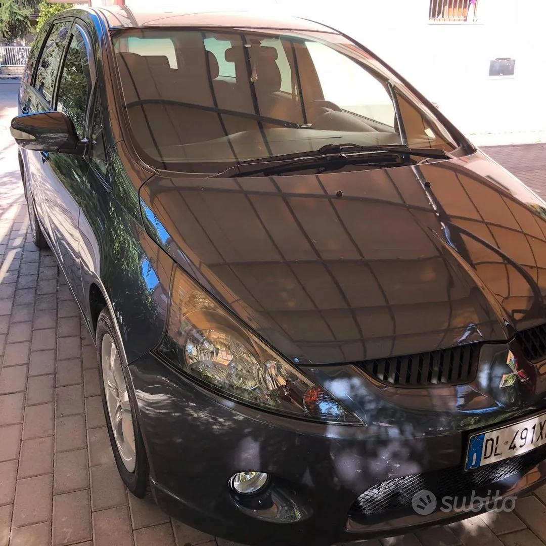 Mitsubishi Grandis 2008 photo 2