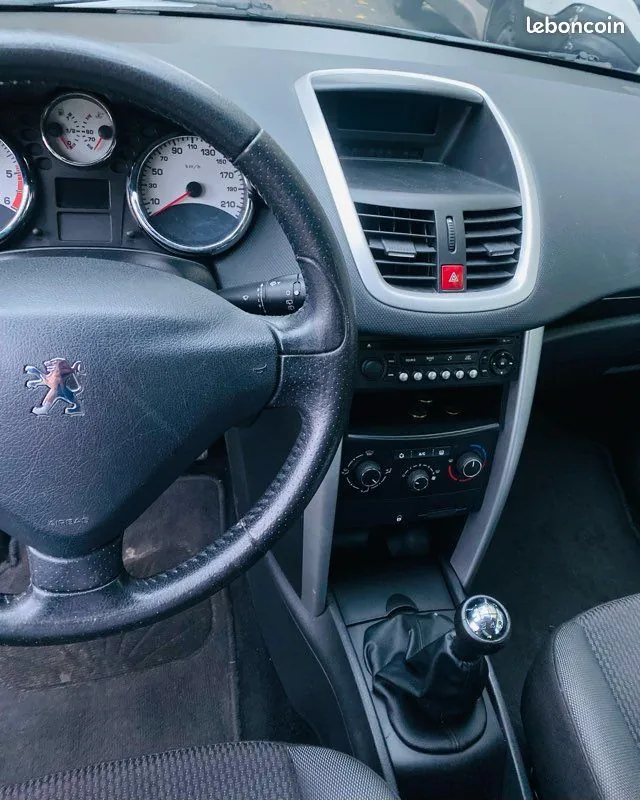 Peugeot 207 2011 photo 3