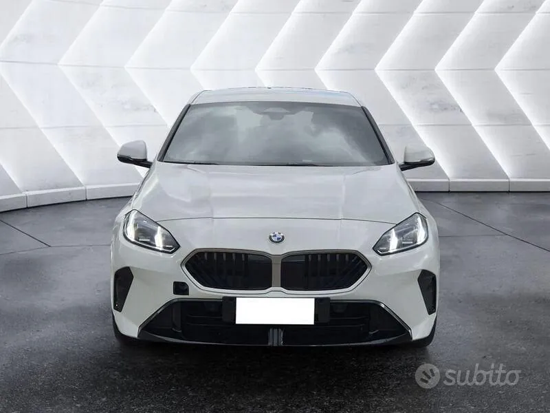 BMW 1 Series 2025 photo 2