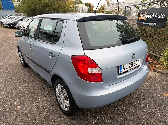 Skoda Fabia 2011 photo 3