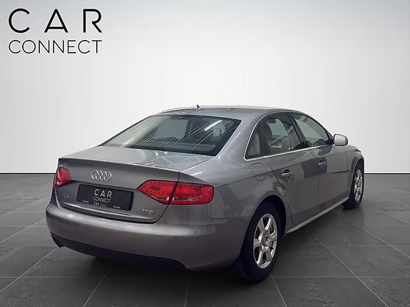 Audi A4 2011 photo 2