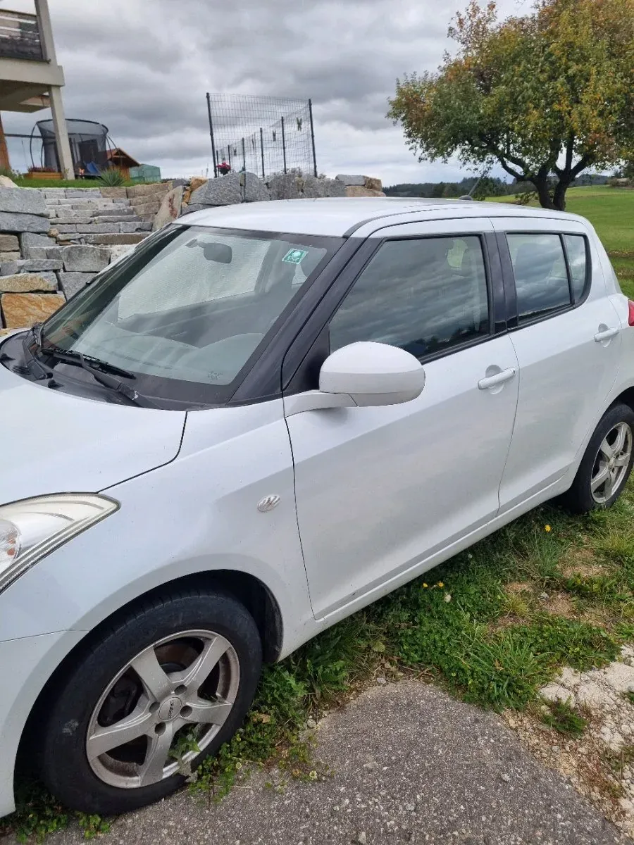 Suzuki Swift 2012 photo 2