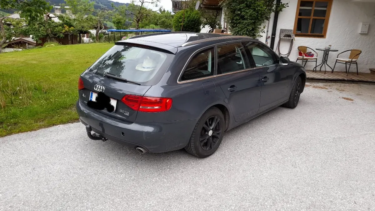Audi A4 2010 photo 2