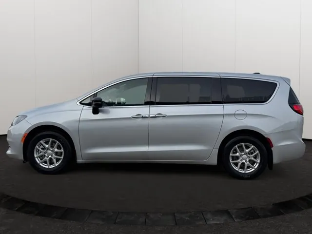 Chrysler Grand Caravan 2026 photo 2