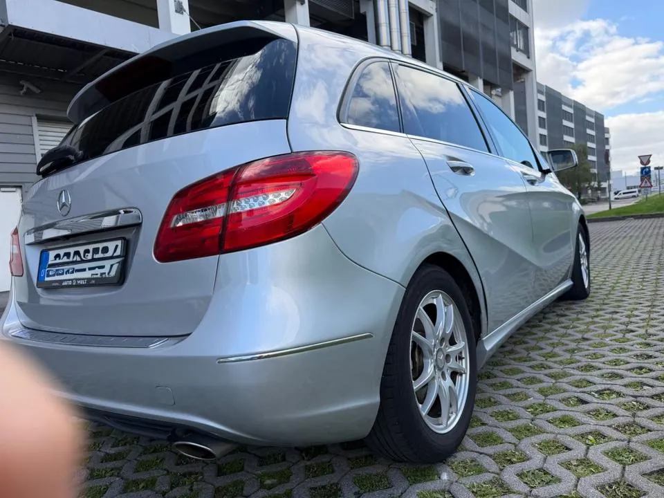 Mercedes-Benz B180