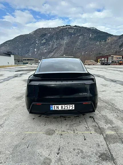 Tesla Model Y 2025 photo 2