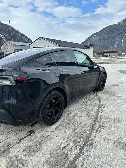 Tesla Model Y 2025 photo 4