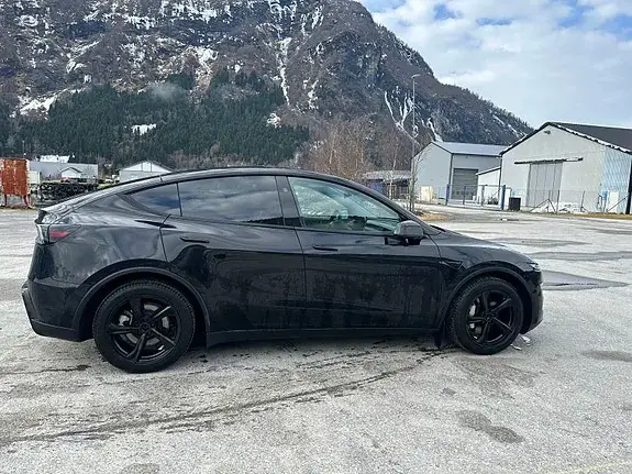 Tesla Model Y 2025 photo 5