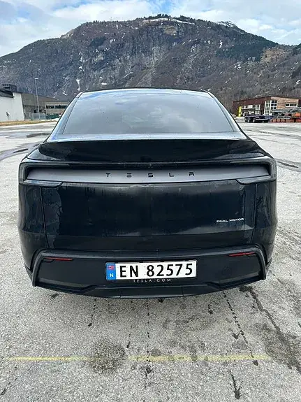 Tesla Model Y 2025 photo 3