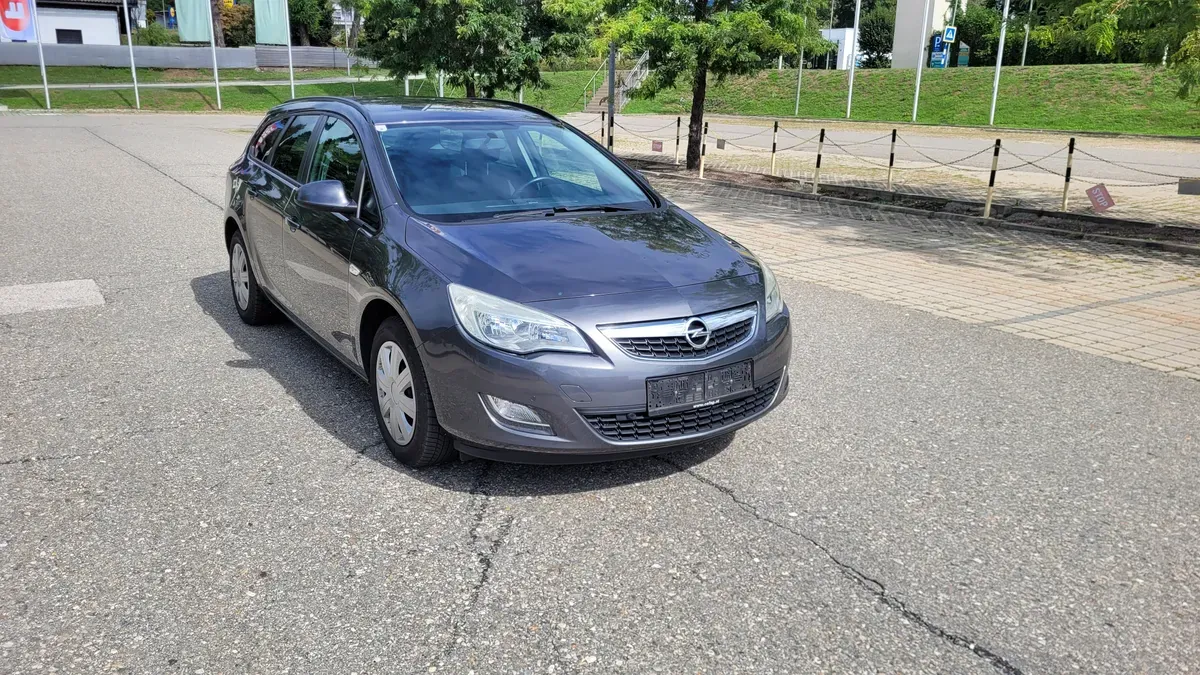 Opel Astra 2012 photo 2