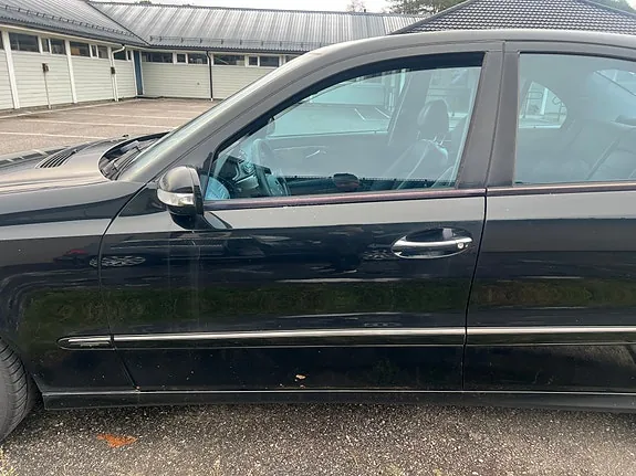 Mercedes-Benz E220 D 2004 photo 4
