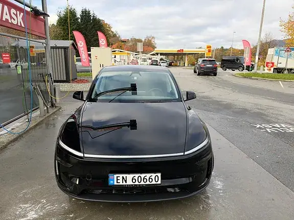 Tesla Model Y 2025 photo 3
