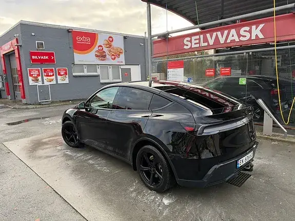 Tesla Model Y 2025 photo 5