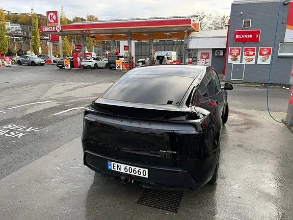 Tesla Model Y 2025 photo 4