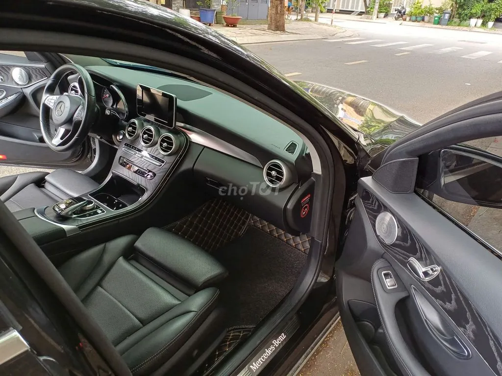 Mercedes-Benz C-Class 2018 photo 2
