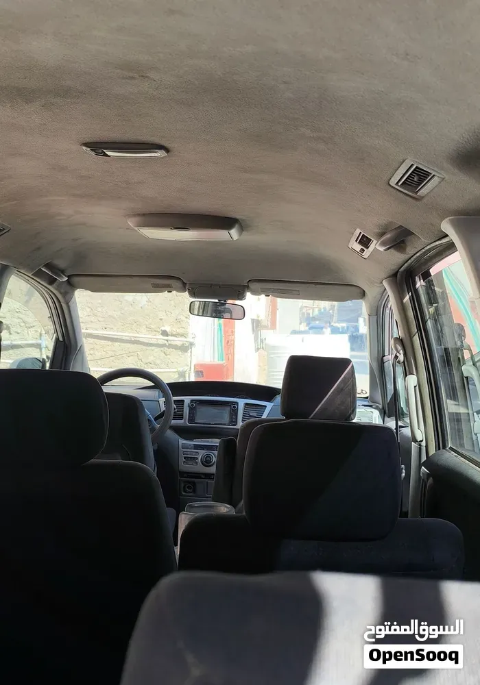 Toyota Voxy 2006 photo 2