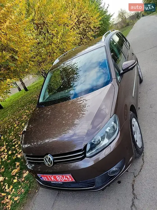 Volkswagen Touran 2011 photo 2