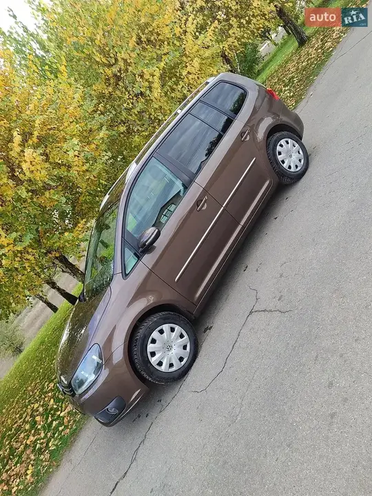 Volkswagen Touran 2011 photo 4