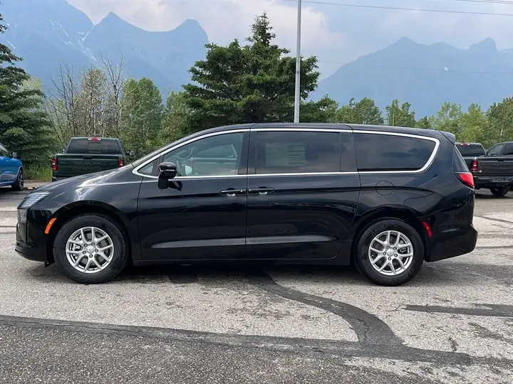 Chrysler Pacifica 2027 photo 4