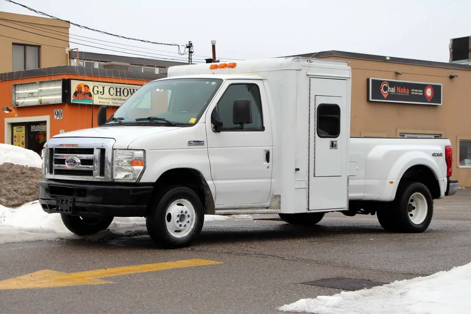Ford E-450 2011 photo 2