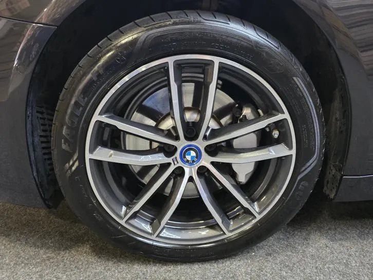 BMW 5-Serie 2023 photo 2