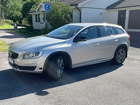 Volvo V60 Cross Country 2018 photo 2