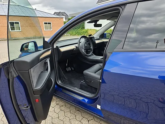 Tesla Model Y 2023 photo 3