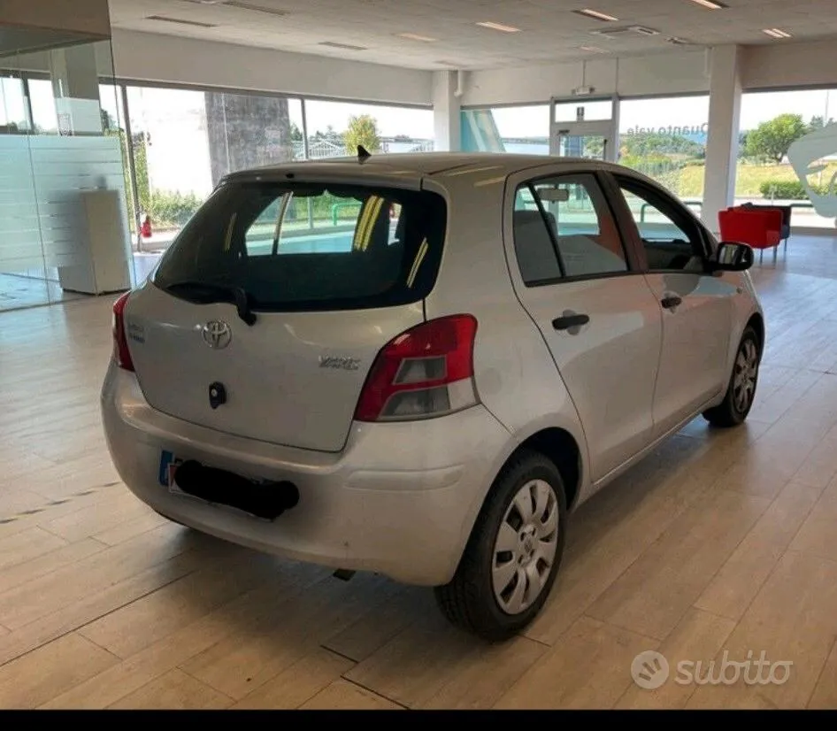 Toyota Yaris 2011 photo 2