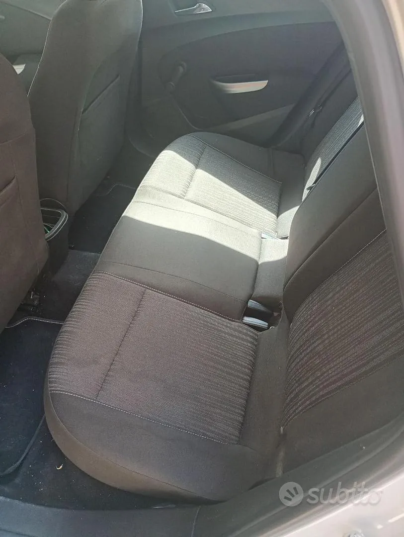 Opel Astra 2012 photo 2