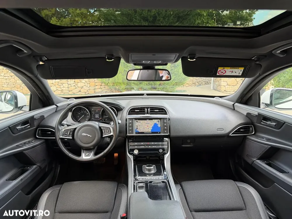 Jaguar Xe 2017 photo 5