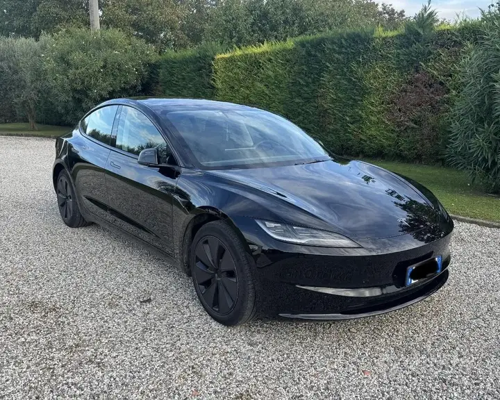 Tesla Model 3 2023 photo 2