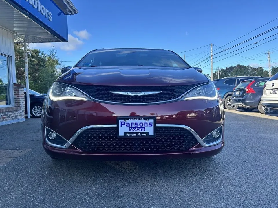 Chrysler Pacifica 2017 photo 2