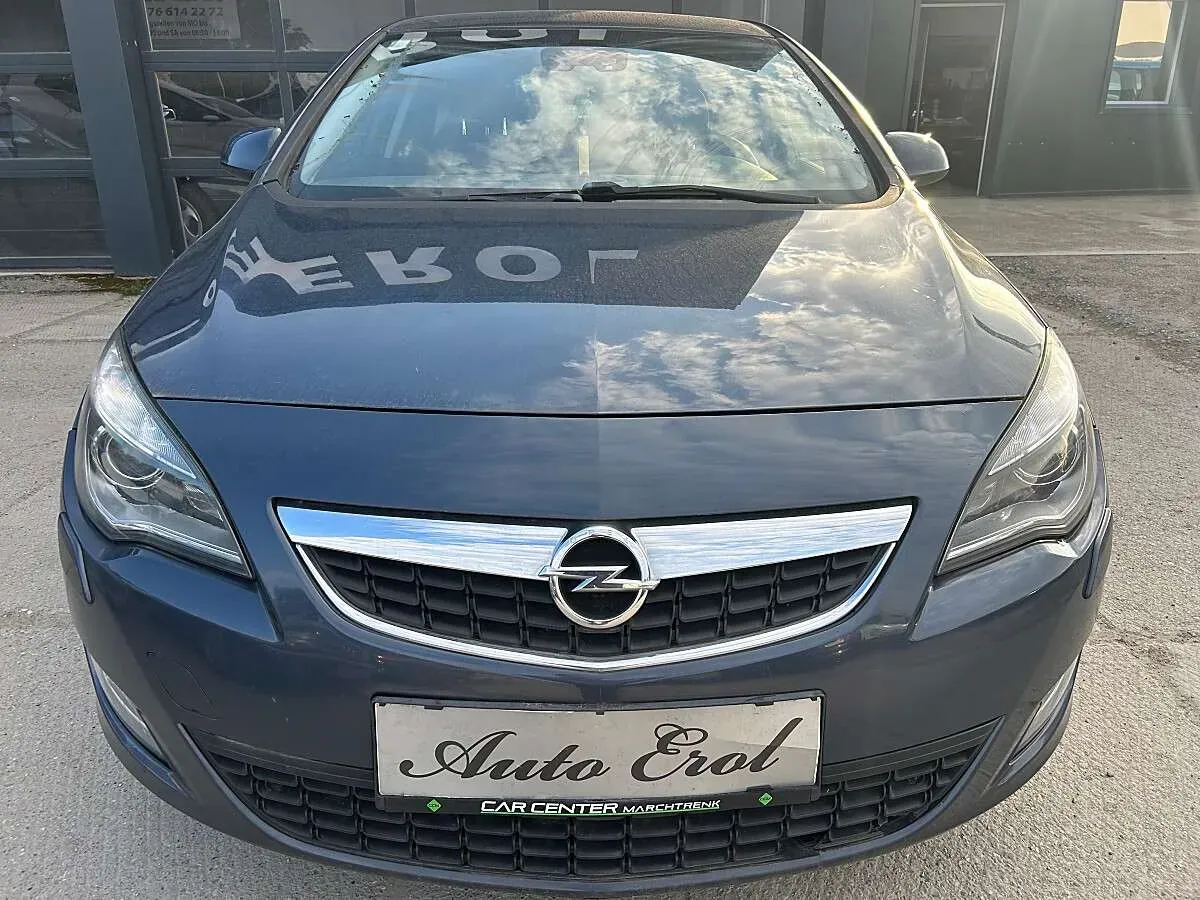 Opel Astra 2010 photo 2