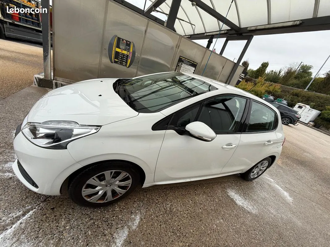 Peugeot 208 2017 photo 2