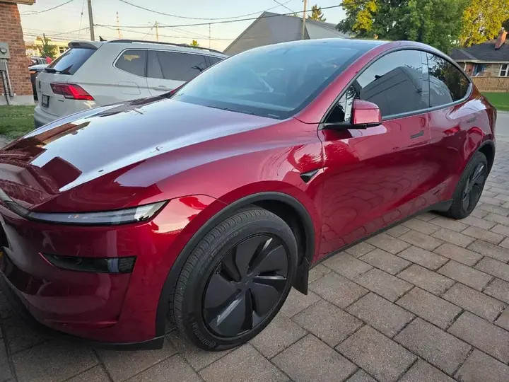 Tesla Model Y 2026 photo 2