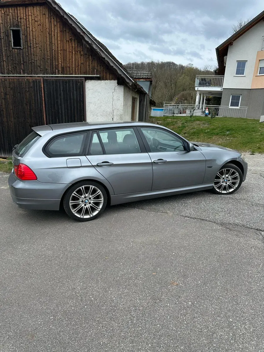 BMW 3 Series 2009 photo 2