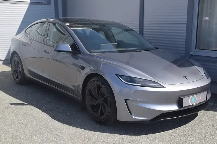 Tesla Model 3 2026 photo 2